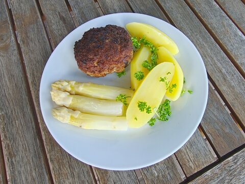 Frikadelle mit Spargel und Kartoffeln 