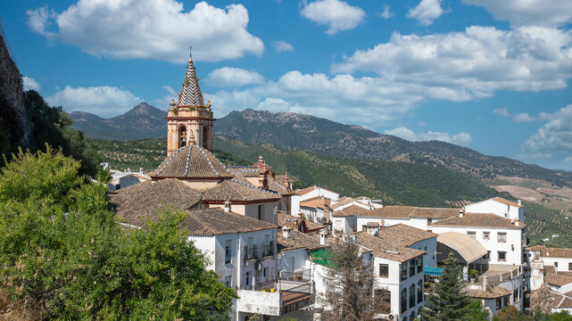 Campanario de la iglesia de santa Mar&iacute;a de la mesa y tejados del pueblo blanco de Zahara de la Sierra, Espa&ntilde;a