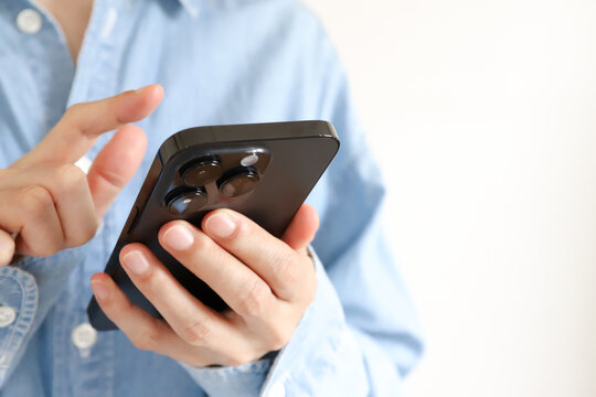 スマートフォンを操作する女性の手元