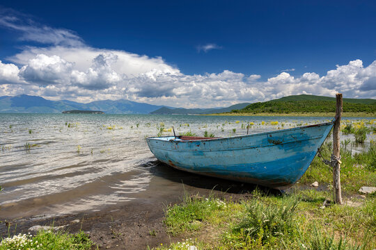 Fischerboote in Dolna Gorica, Fischerdorf, auf der albanischen Seite des Prespasees, Nationalpark Prespa, Dreil&auml;ndereck Albanien, Griechenland, Nordmazedonien, 30.05.2026 