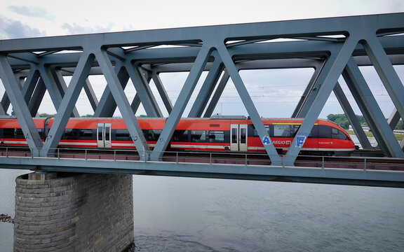 Ein roter Regionalzug der Deutschen Bahn am 31. Mai 2026 auf der Eisenbahnbr&uuml;cke der Rheinbr&uuml;cken Maxau 