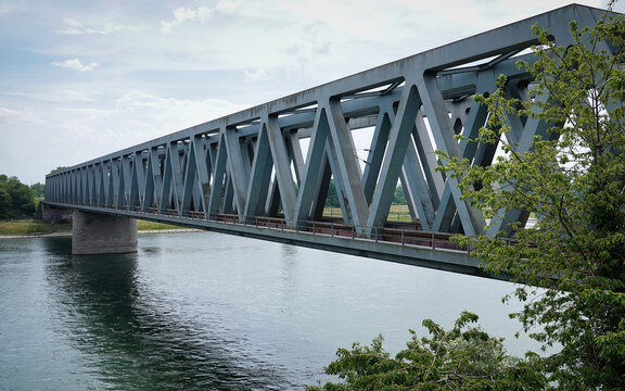 Blick auf die Eisenbahnbr&uuml;cke der Rheinbr&uuml;cken Maxau, die Karlsruhe und W&ouml;rth am Rhein verbindet