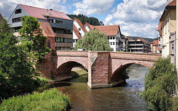 Blick auf die Nikolausbr&uuml;cke in Calw, eine historische Steinbr&uuml;cke mit zwei B&ouml;gen aus dem Jahr 1400, die &uuml;ber den Fluss Nagold f&uuml;hrt