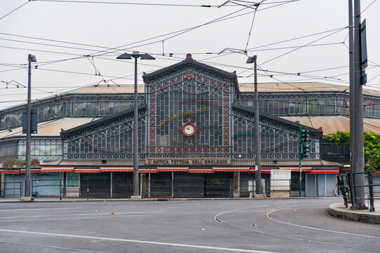 Torino. Italia. Struttura in ferro e vetro con orologio centrale, simbolo di architettura storica urbana e patrimonio cittadino. Ideale per progetti editoriali, turistici e documentaristici.