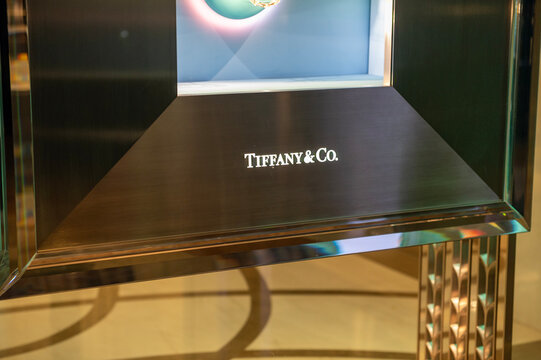 Tiffany and Co luxury jewelry store window display

Description
Tiffany and Co luxury jewelry store window display with illuminated brand logo, premium retail interior and elegant showcase design.