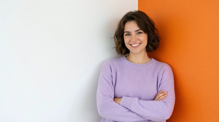 Obraz premium Confident woman smiling with arms crossed against colorful wall background