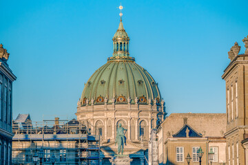 Obraz premium Marble Church (Frederiks Kirke) Dome From Amalienborg Palace With King Frederik V Statue, Baroque Architecture, Copenhagen