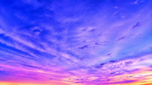 夕暮れ時に染まる美しいバイオレットブルーの空と黄金色の光
