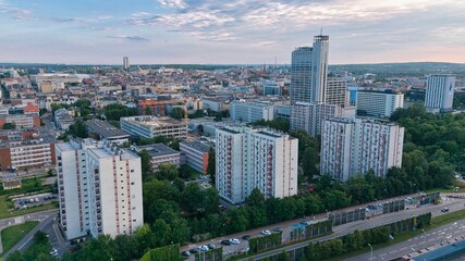 Panorama Katowic o zachodzie słońca z nowoczesnymi wieżowcami © BMC