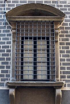 architectural style of a window in Italy