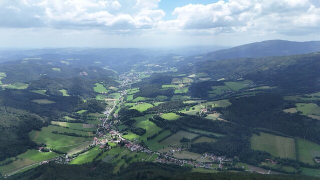 Drohenaufnahme von Kirchberg am Wechsel, im Tal der Feistritz