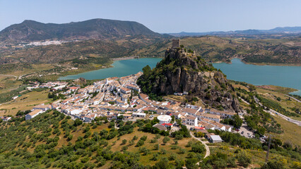 Fototapeta premium Municipio de Zahara de la Sierra y su hermoso castillo en la cima del cerro, Andalucía 