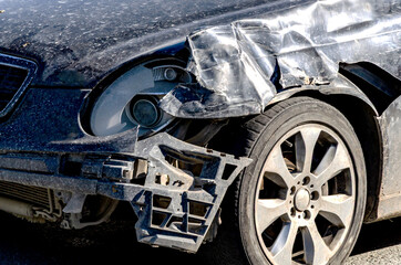 Fototapeta premium damaged car shows crumpled fender and broken headlight. this car needs professional repair after collision. modern car bodywork restores safety and appearance for drivers today.