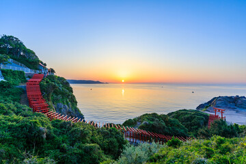 初夏の元乃隅神社と夕日　山口県下関市   © M・H