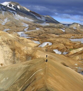 People wander through snow-covered, volcanic landscapes, smoke and vapour drift over brown surfaces, highlands, primeval world, fire and ice, Kerlingarfjell, Iceland