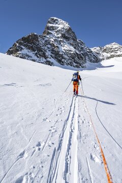 Ski tourer with rope, rope team on the Vadret da Porchabella glacier on the ascent to the summit of Piz Kesch, mountain landscape in winter, alpine tour, ski tour B&uuml;ndner Haute Route, Albula Alps, Rhaetian Alps, Grisons, Eastern Switzerland, Switzerland