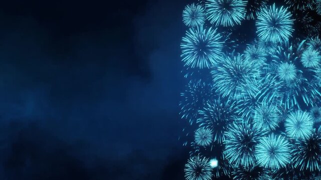 右側の青とシアンの花火の閃光に照らされる夜の濃い煙