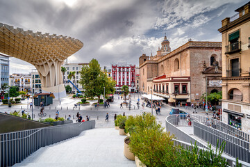 Obraz premium City square full tourists, Plaza de la Encarnación, Setas de Sevilla, life on streets Spain.