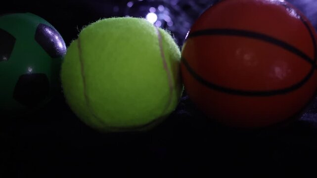 Varias pelotas  con unas luces en un fondo negro con algo de desenfoque 