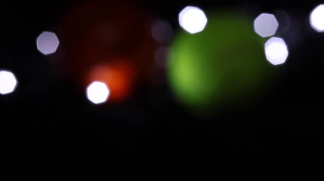Varias pelotas  con unas luces en un fondo negro con algo de desenfoque 