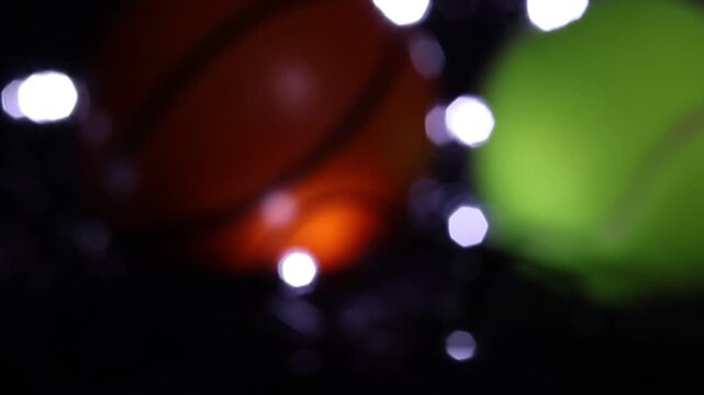 Varias pelotas  con unas luces en un fondo negro con algo de desenfoque 