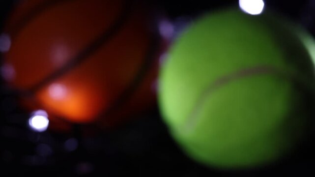 Varias pelotas  con unas luces en un fondo negro con algo de desenfoque 