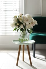 Obraz premium Bouquet of beautiful peony flowers on table at home