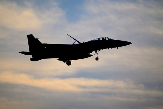 美しい空を背景に飛ぶF-15