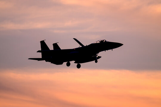 美しい空を背景に飛ぶF-15