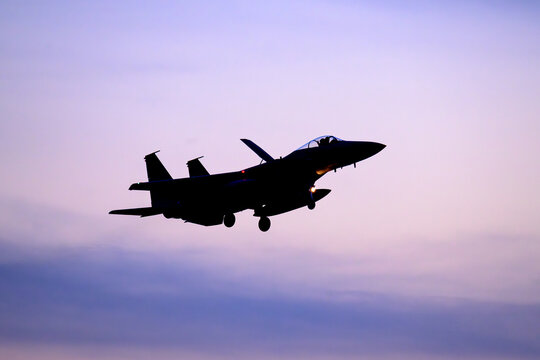 美しい空を背景に飛ぶF-15