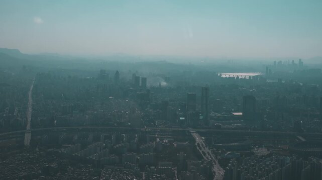 Panoramic high angle view of misty Gangnam business district and distant Han river in afternoon light in Seoul - 아스라한 연무 속 펼쳐진 강남 도심 빌딩숲과 멀리 한강이 조망되는 광활한 서울 전경 풍경