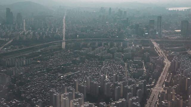 Panoramic high angle view of dense residential areas and Gangnam business district in afternoon haze - 오후의 아스라한 연무 속 빽빽한 주거 단지와 강남 빌딩숲이 광활하게 펼쳐진 서울 도심 전경 풍경
