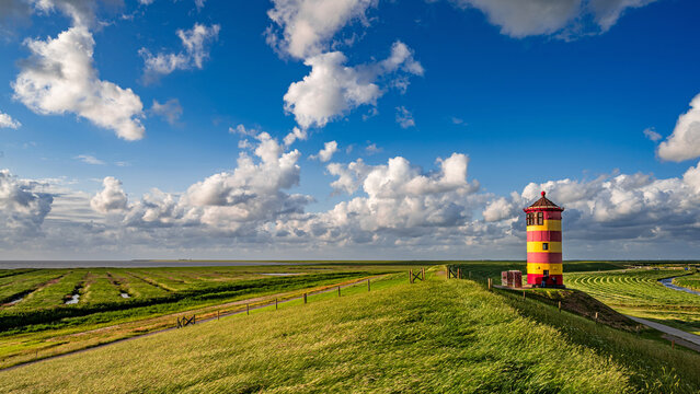Der Pilsumer Leuchtturm in Ostfriesland, Deutschland