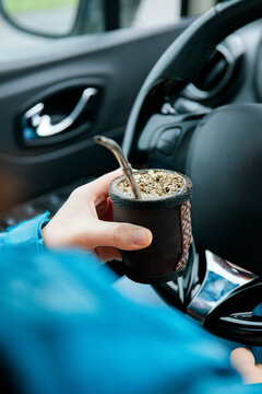 Holding traditional mate while driving