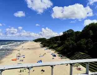 Fototapeta premium Mit dem Fahrrad vo Rewal zur Kirchruine Hoff und der aussichtsplattform Hoff in Trzęsacz