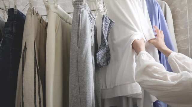 洗濯物を室内干し　乾き具合を確認する様子