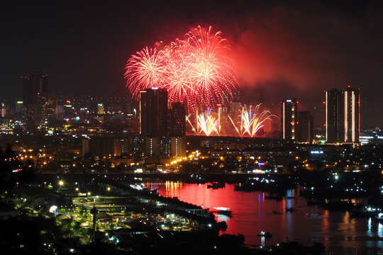 Fireworks illuminated the night sky in Da Nang, despite unfavorable weather conditions and a lot of smoke.
