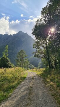 Randonn&eacute;e dans la vall&eacute;e du Salat, en direction du Port de Salau sur le chemin d'Espagne (parc naturel r&eacute;gional des Pyr&eacute;n&eacute;es ari&eacute;geoises)