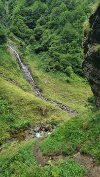 Une jolie petit cascade pyr&eacute;n&eacute;enne dans le vallon d'Oss&egrave;se pr&egrave;s de la cascade de Latien (parc naturel r&eacute;gional des Pyr&eacute;n&eacute;es ari&eacute;geoises)