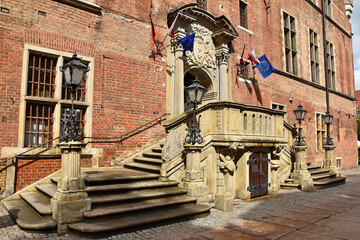 The photo shows the porch of a historic tenement house on Mariacka Street in Gdańsk, Poland © Grzegorz Lenkiewicz