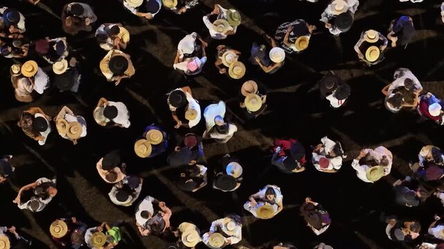 Multitud bailando chacarera y folclore en fiesta gaucha vistos desde el aire, tradici&oacute;n argentina y turismo cultural