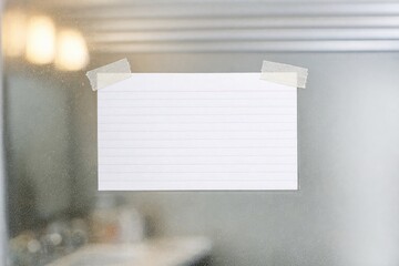 Obraz premium A piece of paper stuck to a mirror with a note written on it