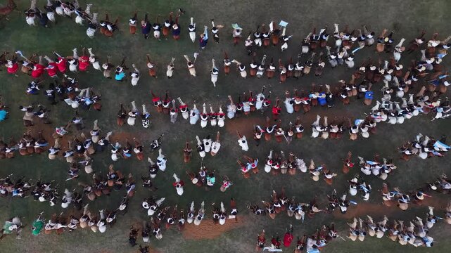 Gauchos montando caballos en fiesta popular rural vistos desde el aire, tradici&oacute;n ecuestre y cultura argentina