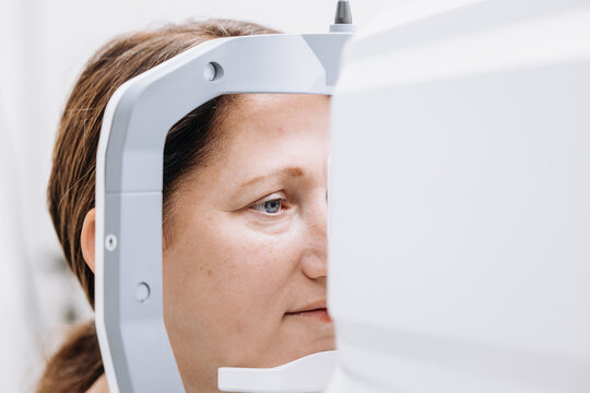 Close-up of OCT eye examination in an ophthalmology clinic. Concept vision care, healthcare and medical technology.
