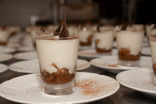 Primer plano vaso con postre de crema y chocolate