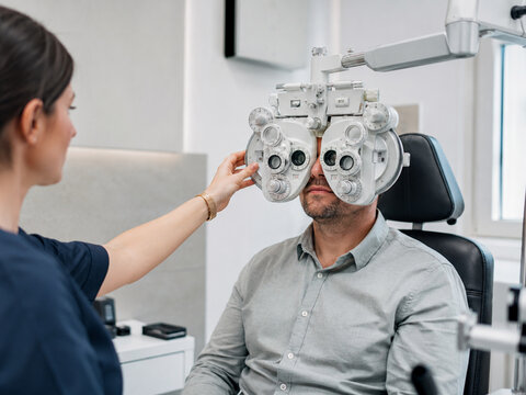Sehtest beim Optiker mit Phoropter zur Bestimmung der Sehst&auml;rke