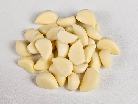 Close-up image of peeled garlic