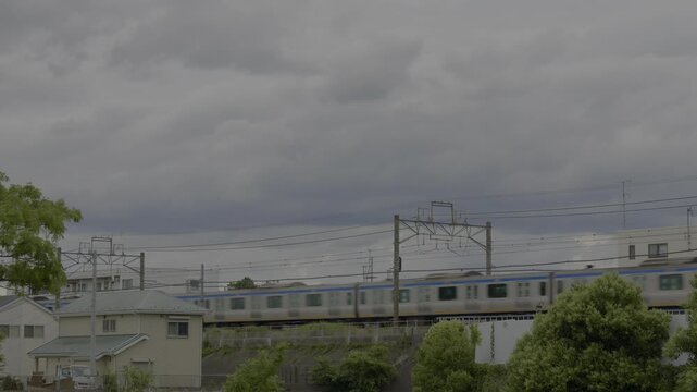 相鉄線で大和・海老名方面へ向かう10000系10両編成の電車