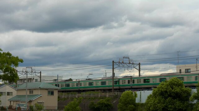 相鉄線で西谷・JR線・新宿方面へ向かうE233系10両編成の電車