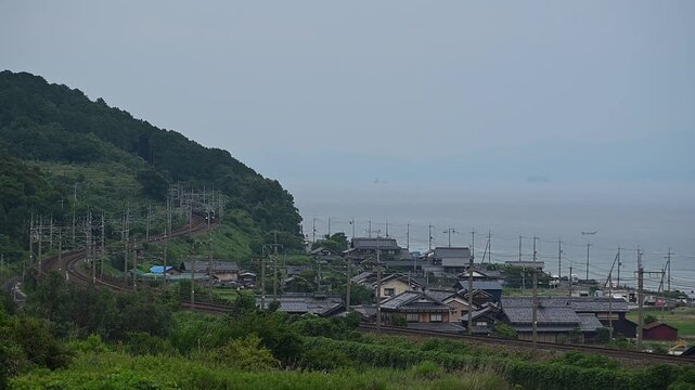 初夏の琵琶湖を背景に走るトワイライトエクスプレス瑞風 （湖西線 近江高島 - 北小松, 2026年6月）